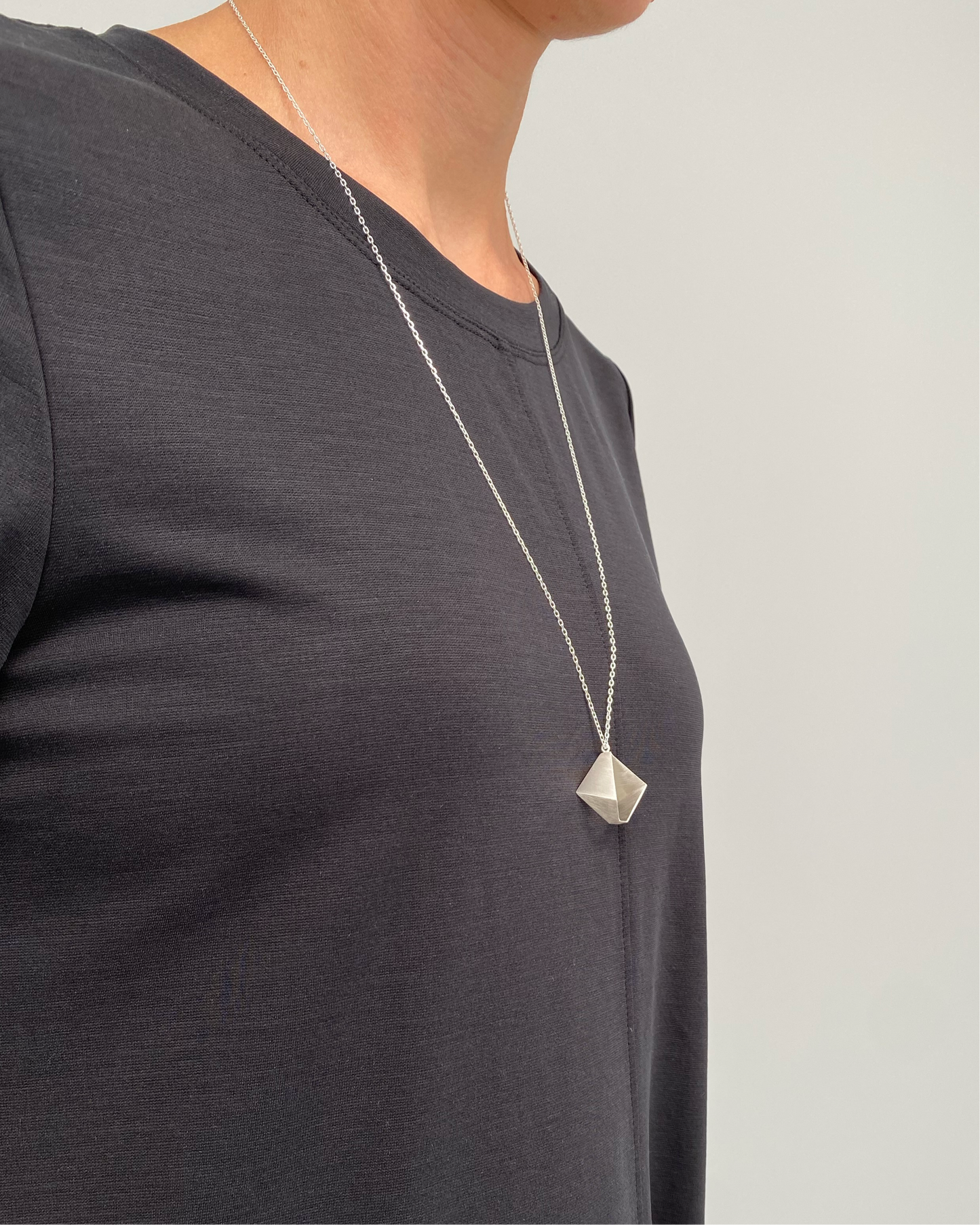 Short geometric pendant necklace