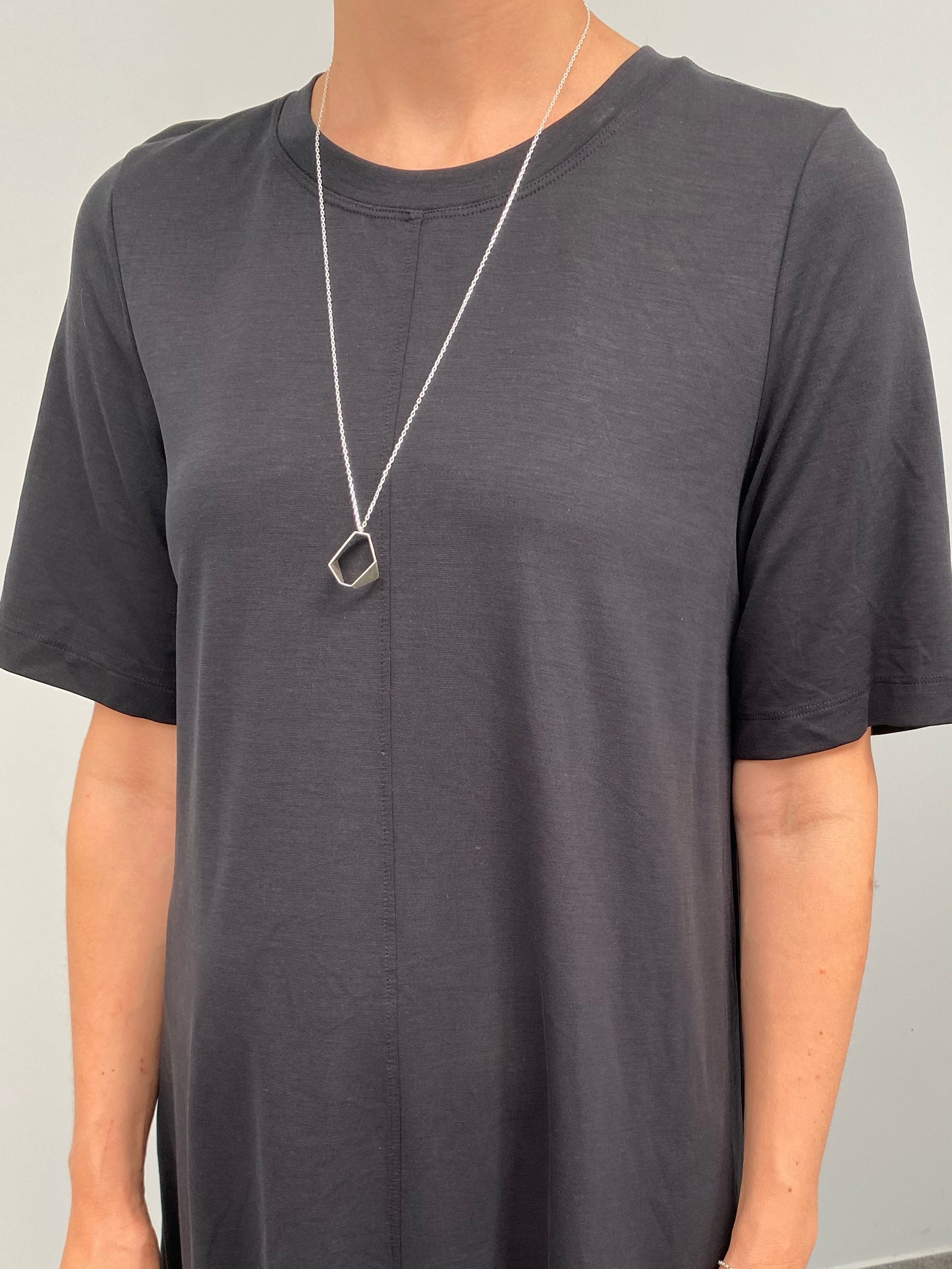 Short geometric pendant necklace