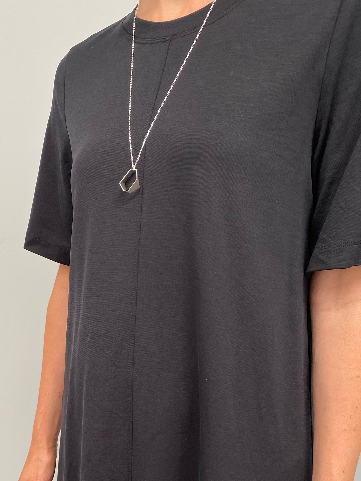 Short geometric pendant necklace