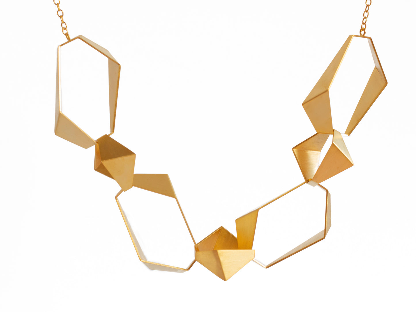 Geometric chunky link statement necklace made of 7 geometric links and gold chain