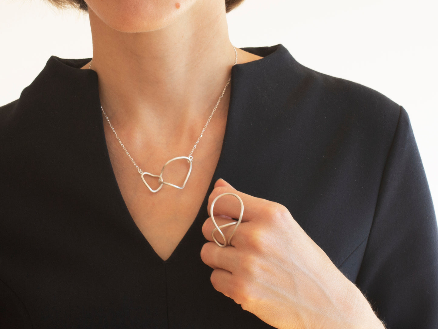 Simple organic shape link necklace
