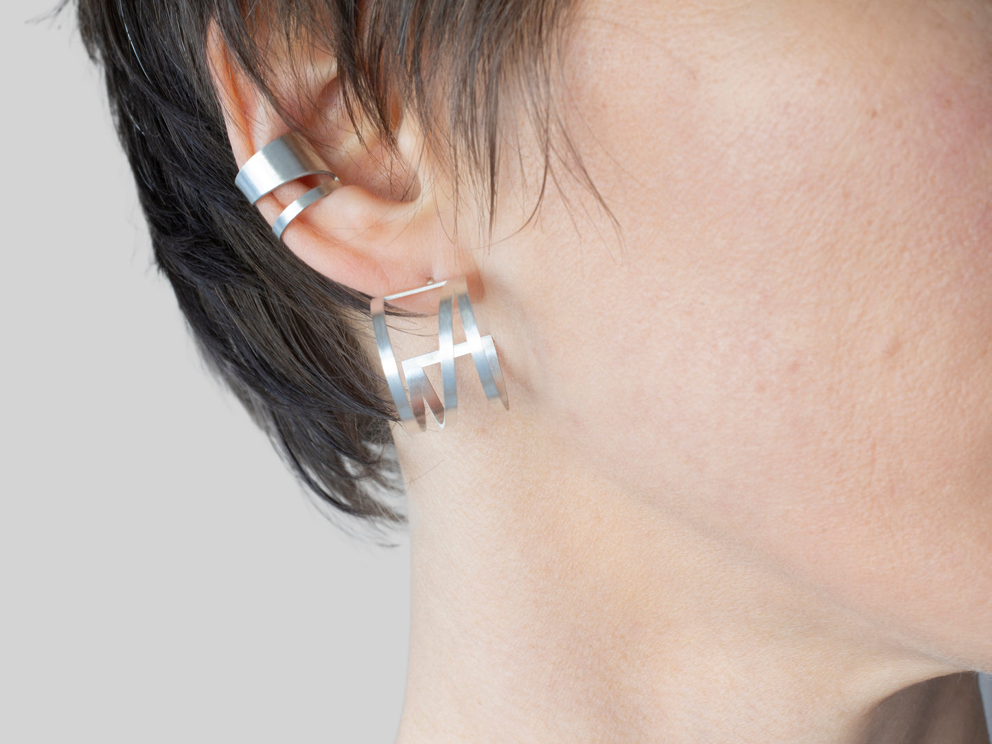 Lightweight geometric hoop earrings
