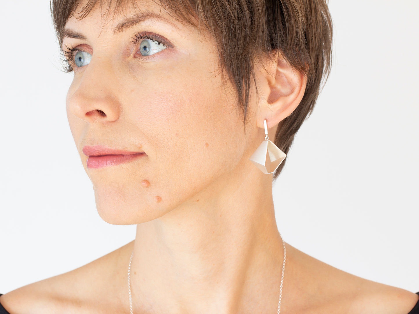 Short geometric dangle earrings