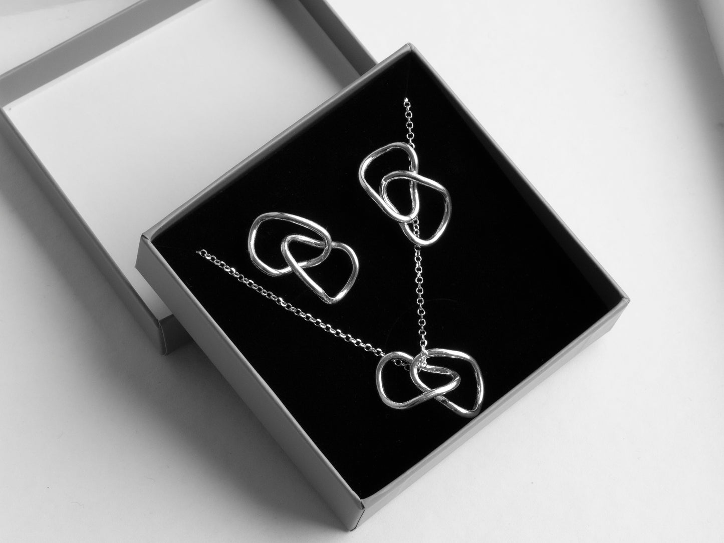 Gift set of interlinked necklace and earrings