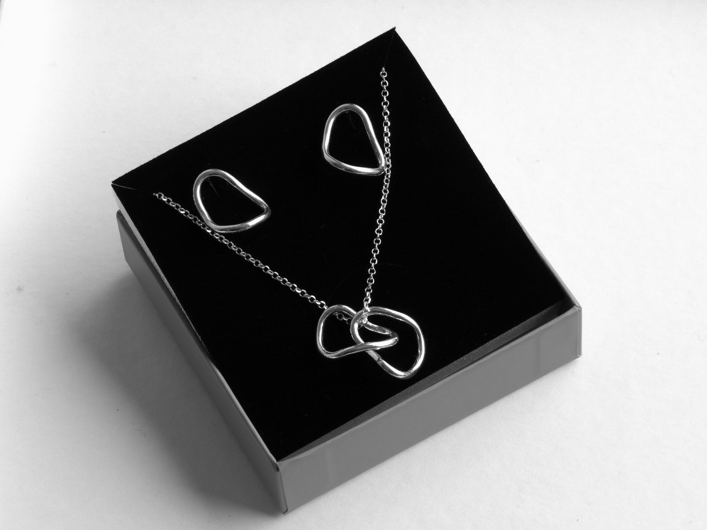 Gift set of interlinked necklace and small earrings