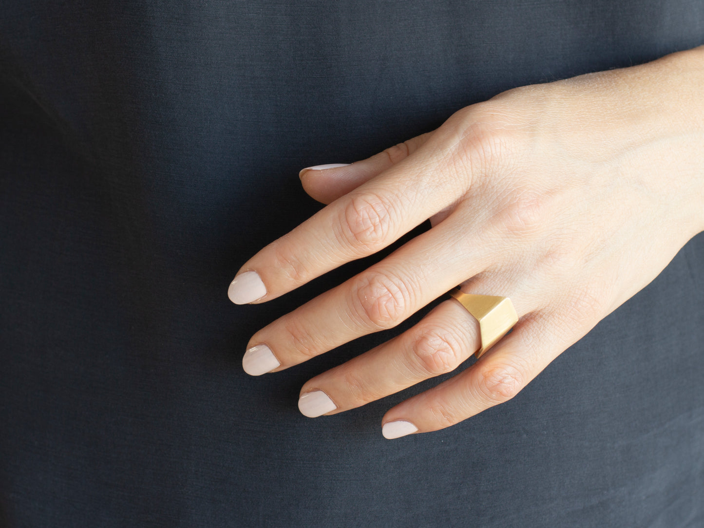 Geometric faceted ring