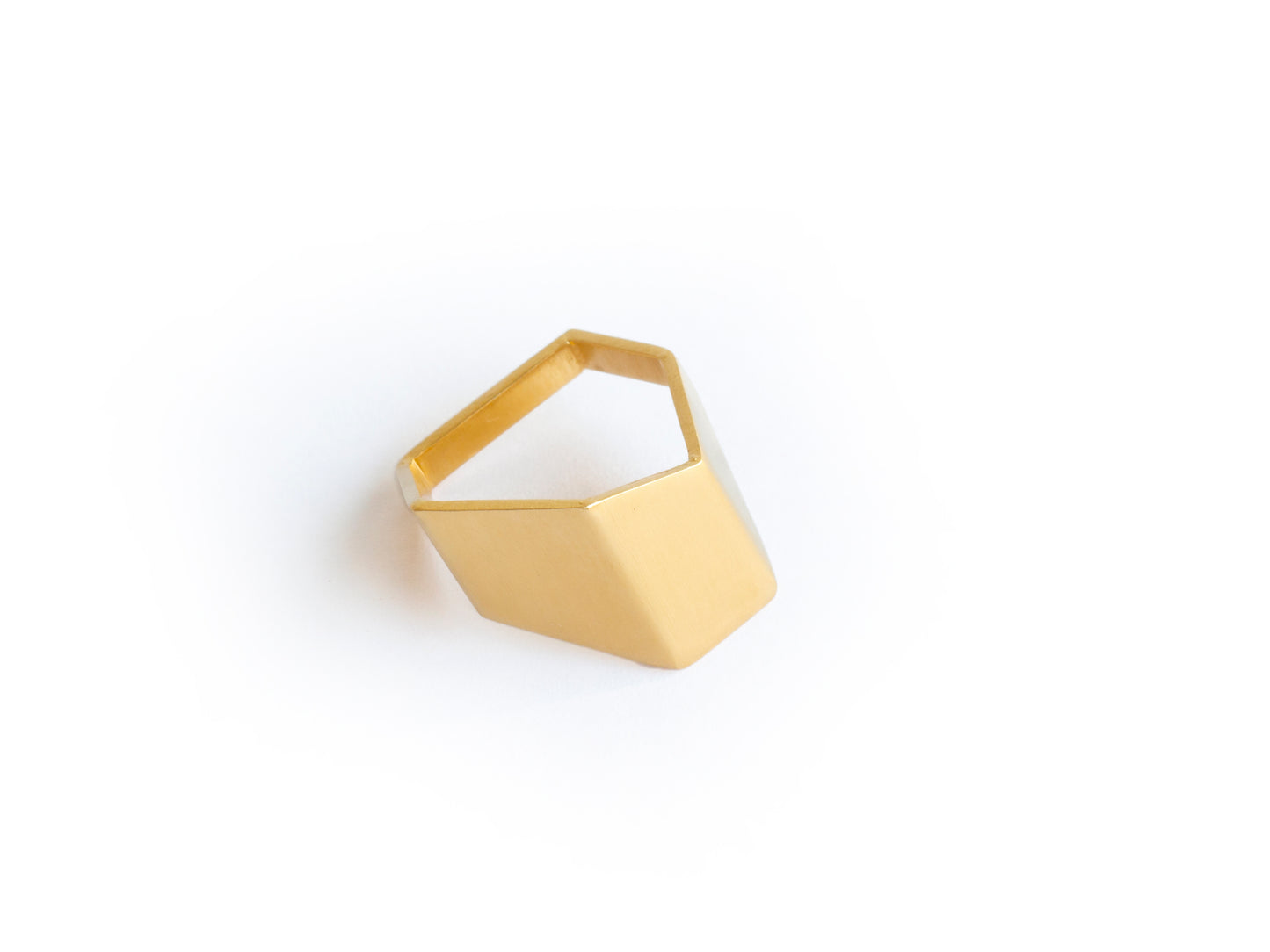 Geometric faceted ring