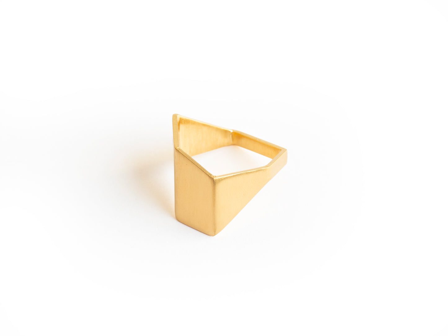 Geometric faceted ring