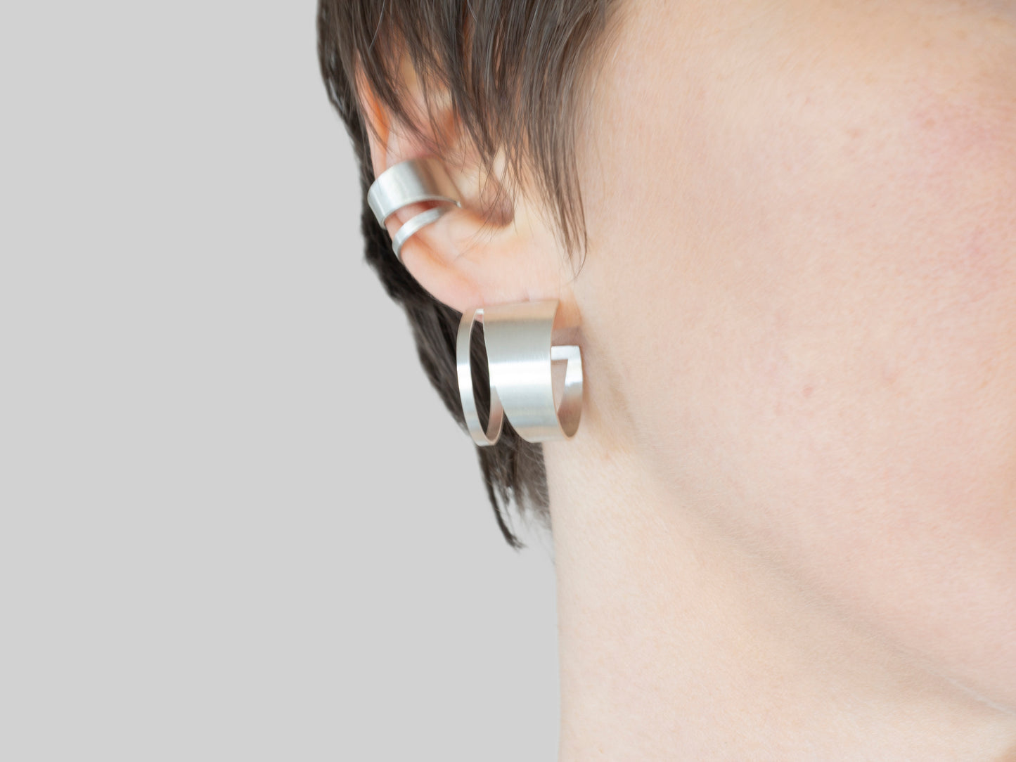 Minimalist sculptural hoop earrings