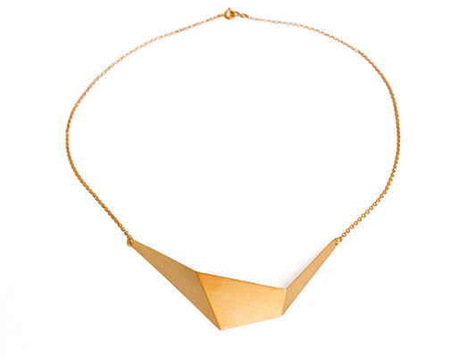 Asymmetric gold necklace with geometric central element and gold chain
