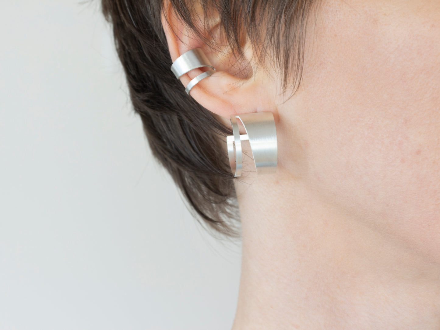 Minimalist sculptural hoop earrings