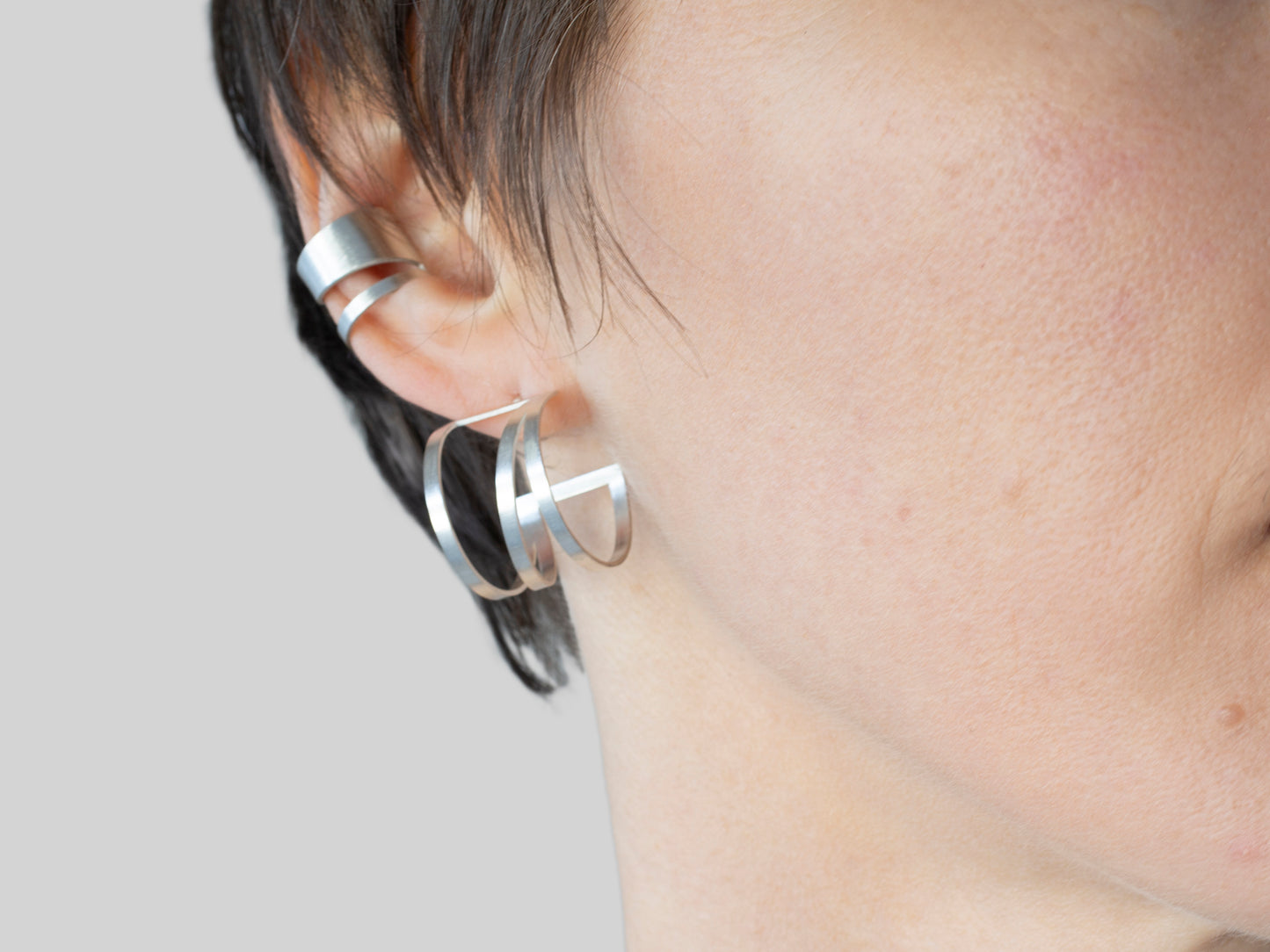 Lightweight geometric hoop earrings